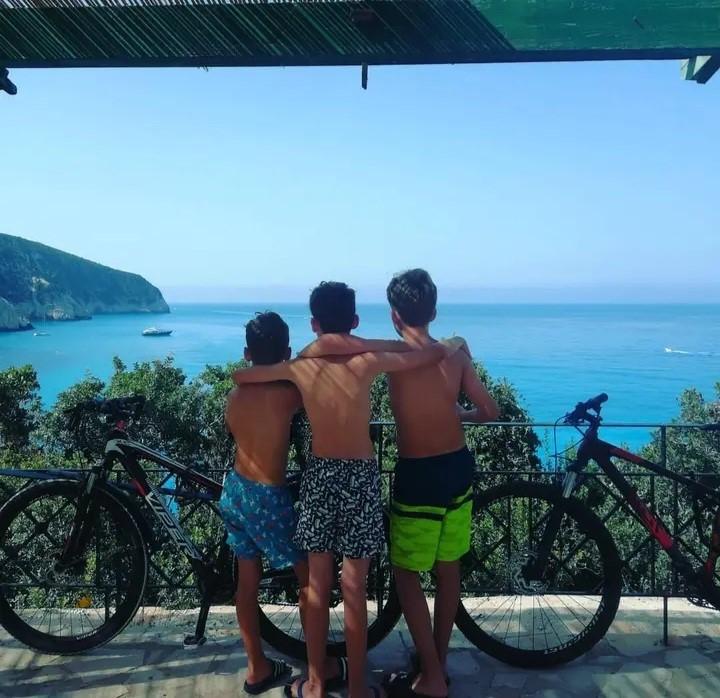 Drei junge Burschen die sich umarmen