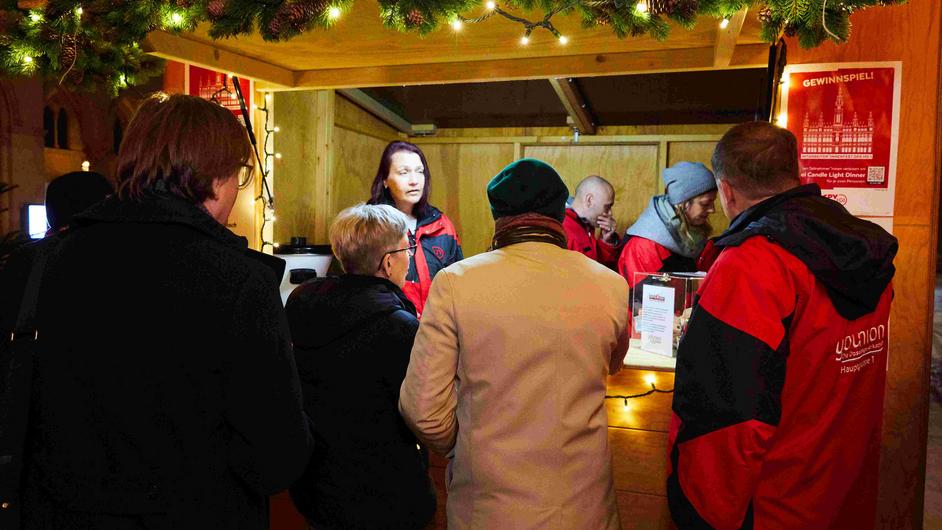 HG1-Mitarbeiterinnenfest 2022 - Hütte Punschausgabe