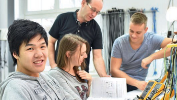 Lehrlingsausbildung bei der Stadt Wien, drei Lehrlinge mit einem Ausbildner