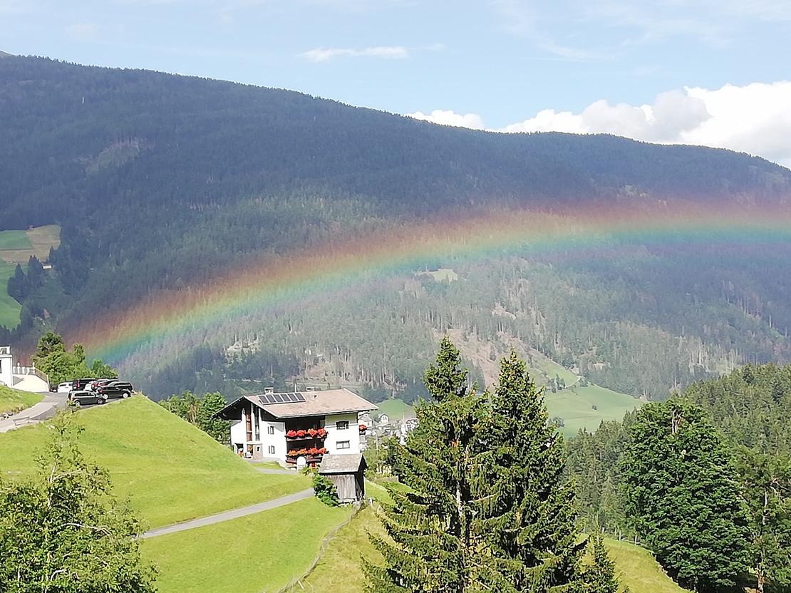 Regenbogen über ein Bergbauernhaus, Kärnten 