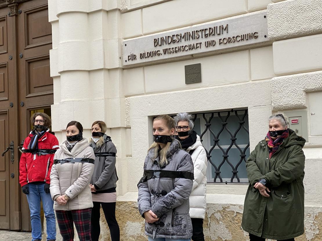 Protestaktion Elementarpädagogik Bildungsministrium Gruppe gefesselt, Jänner 2021