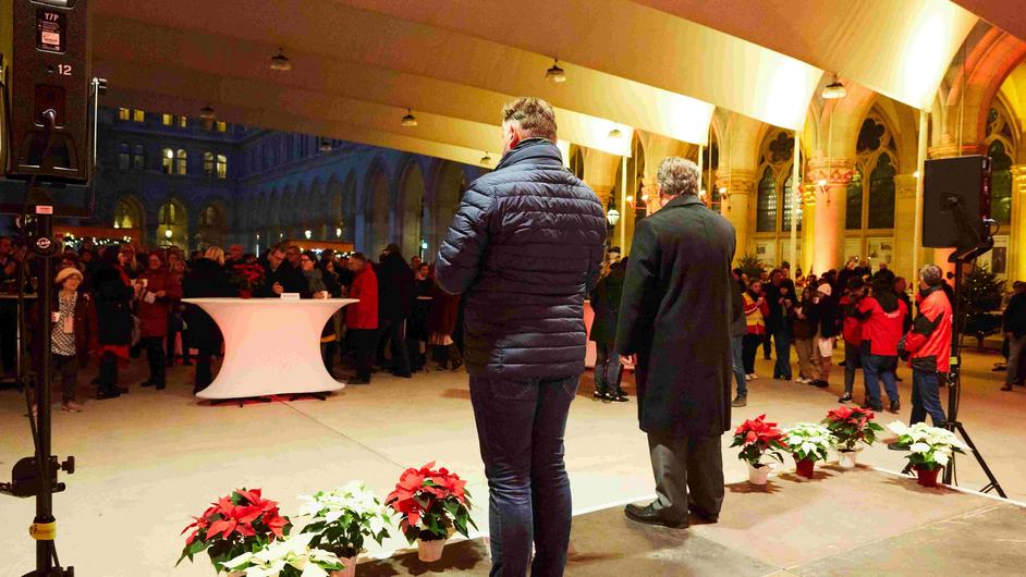 HG1-Mitarbeiterinnenfest 2022 - Eröffnung mit vielen Anwesenden