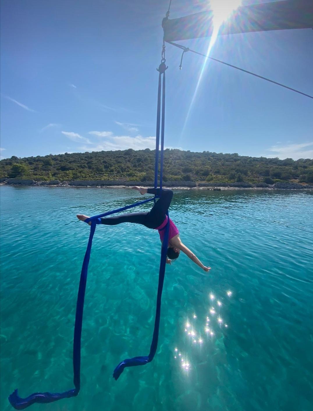 Geschmeidig über das Meer fliegen