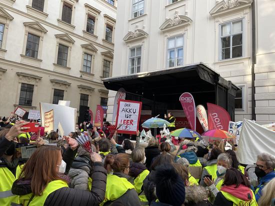 Kindergartendemo, Bühne