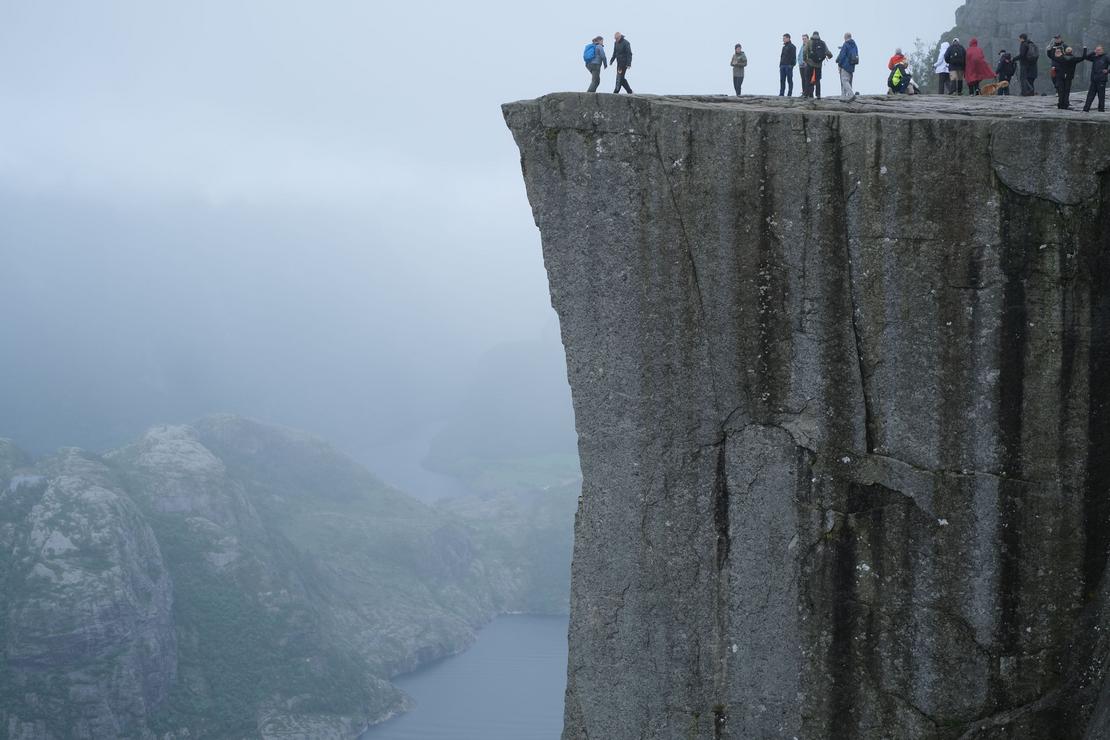 In Norwegen auf einer sehr hohen gelegenen Plattform, befinden sich einige Menschen