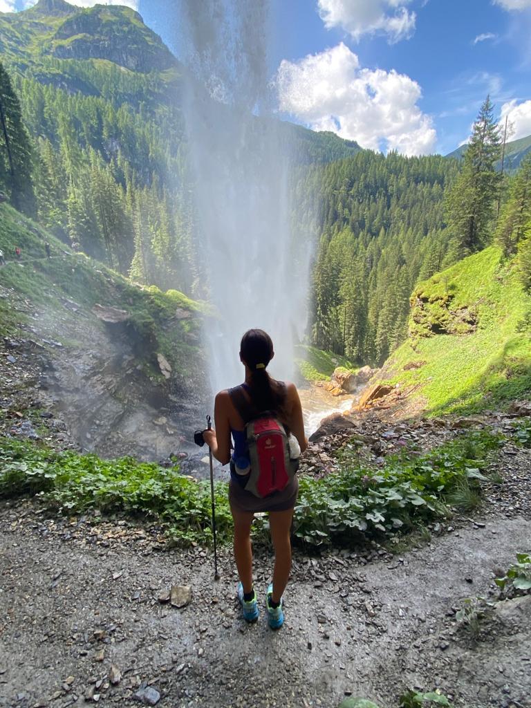 Der Blick hinter einem Wasserfall