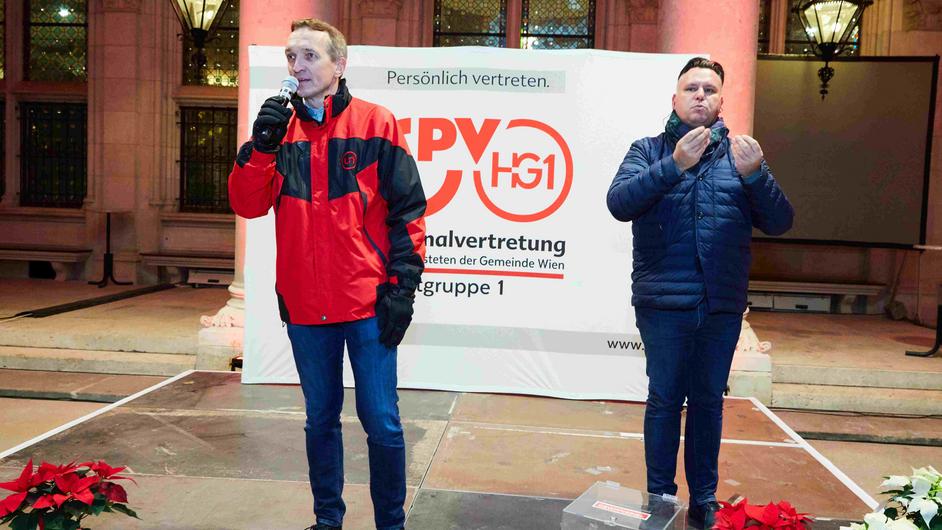 HG1-Mitarbeiterinnenfest 2022 - Eröffnung von Obermüller mit Dolmetscher