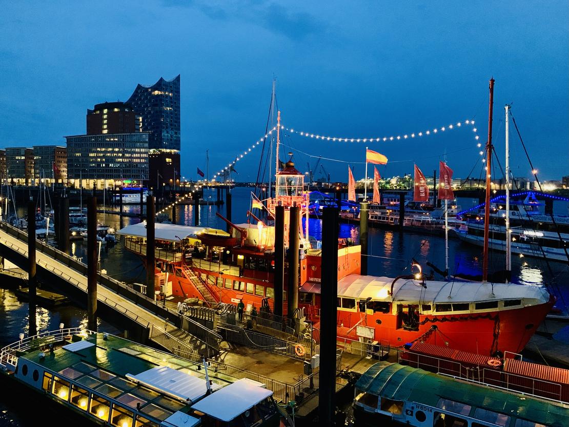 Hell erleuchtestes Schiff