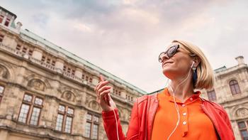 Dame vor einem großen Gebäude - Equal Pay Day 2020