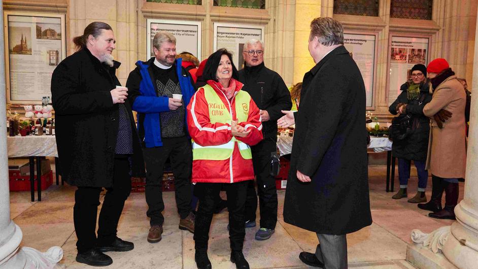 HG1-Mitarbeiterinnenfest 2022 - Erika Fröhlich mit Bürgermeister Ludwig