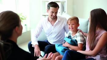 Familie mit Bub in der Mitte