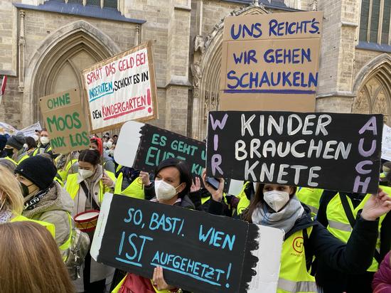 Kindergartendemo, Plakate mit Spruch