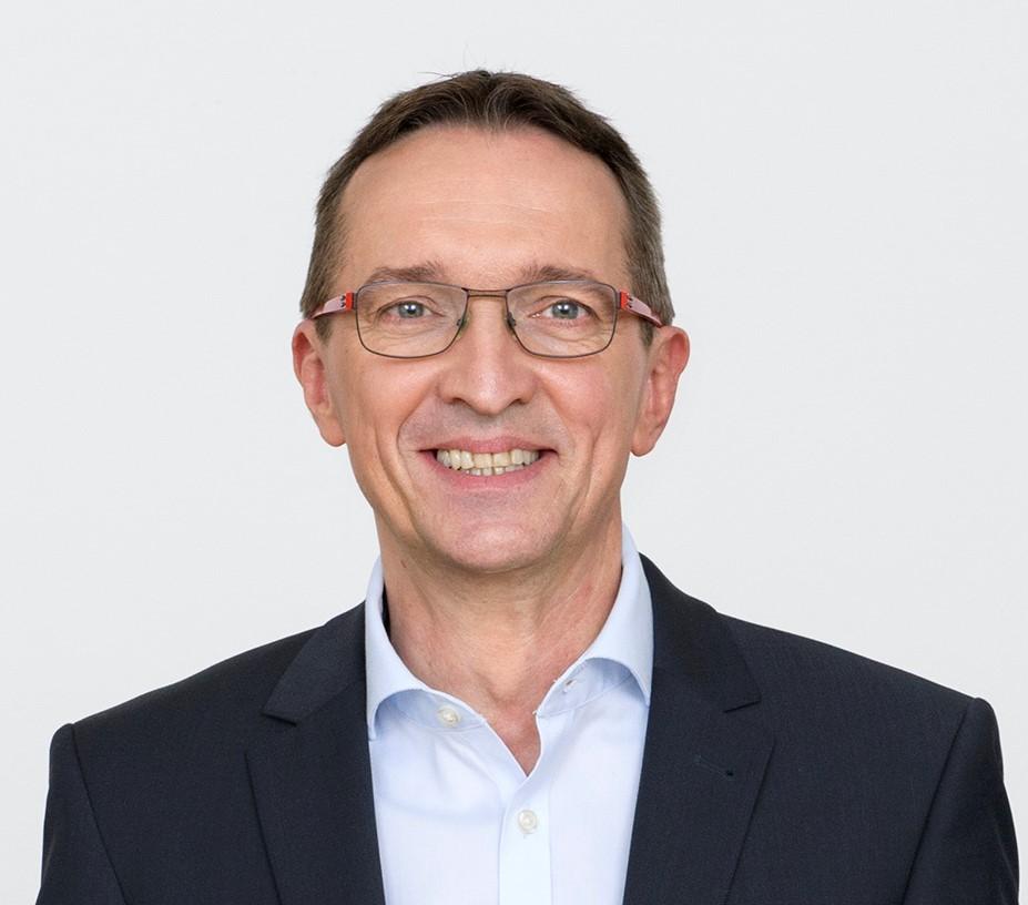 Manfred Obermüller Vorsitzender der Hauptgruppe 1 younion Dei Daseinsgewerkschaft locker und lächelnd