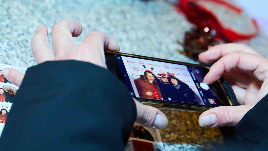 HG1-Mitarbeiterinnenfest 2022 - ein Foto von der Fotobox wird mit Smartphone abfotografiert