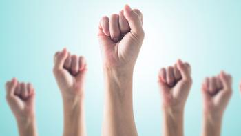 Einige geballte Fäuste in die Luft haltend 