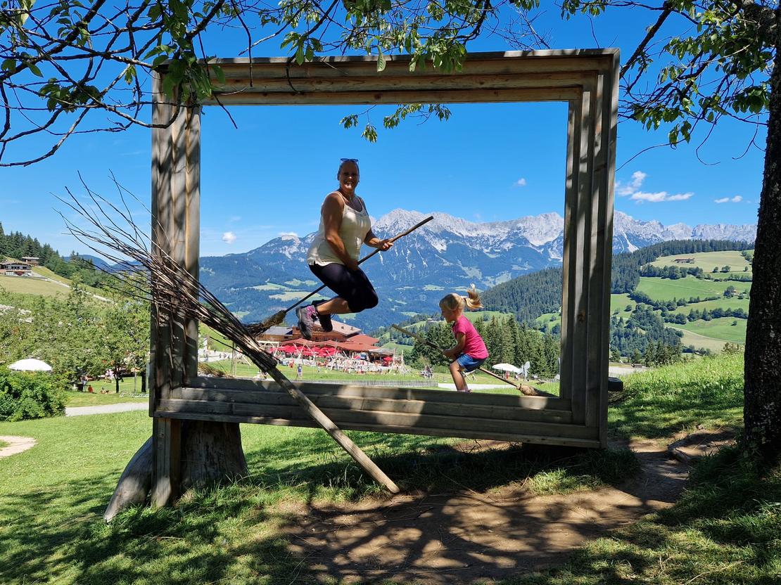 sehr großer Bilderrahmen mit zwei Damen, welche je auf einem Besen sitzen