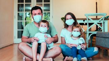 Dreiköpfige Familie mit Mund Nasen Schutz