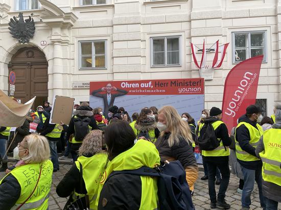 Kindergartendemo, Fassmann auf einer Expowand gezeichnet