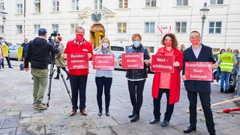 Gruppenbild mit Transparent Beirat Vertreterinnen der Hauptgruppe 1
