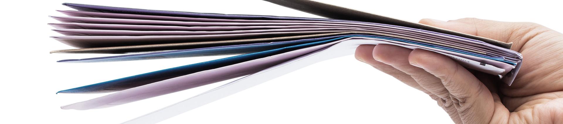 Angebote für Mitglieder Hand mit Briefen