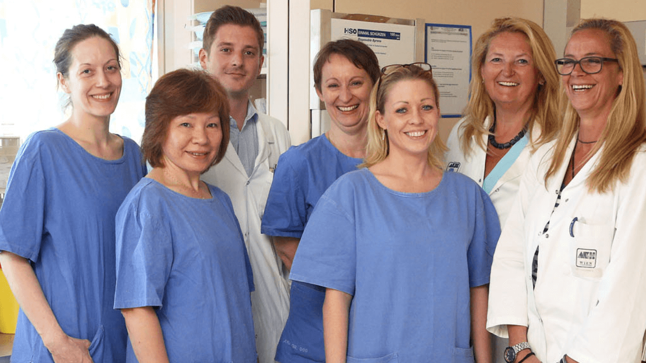 slider-3.jpg EIne Gruppe Krankenschwester bei der Arbeit