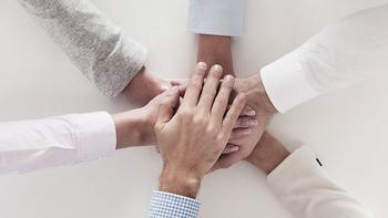 Gehaltsverhandlungen haben begonnen, viele Menschen reichen sich die Hände