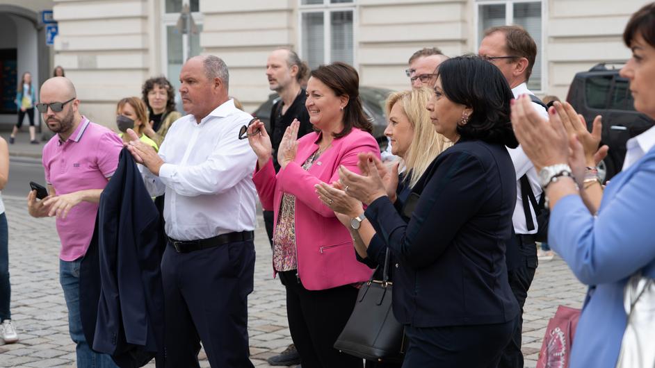 Klatschende Menschen bei der Ansprache von Judith Hintermeier
