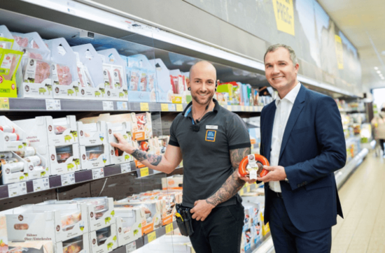 Zwei Personen vor einem Lebensmittelregal