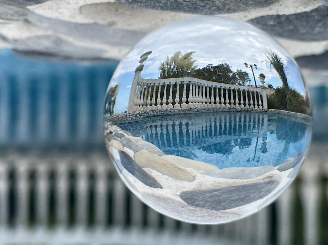 Durch eine Glaskugel ein Pool aufgenommen