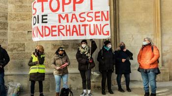 Bilder der ersten elementaren Bildungseinrichtung, Demo 21. März 2022