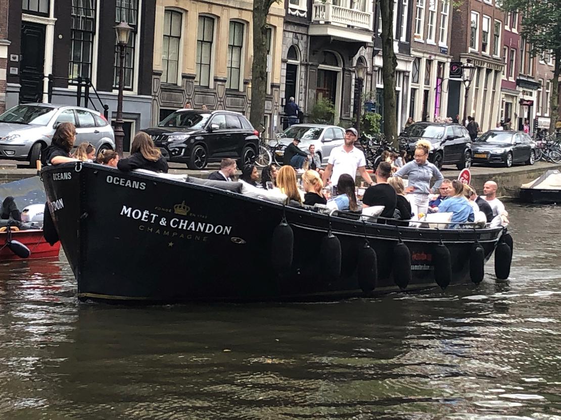 Eine Bootsfahrt durch Amsterdam