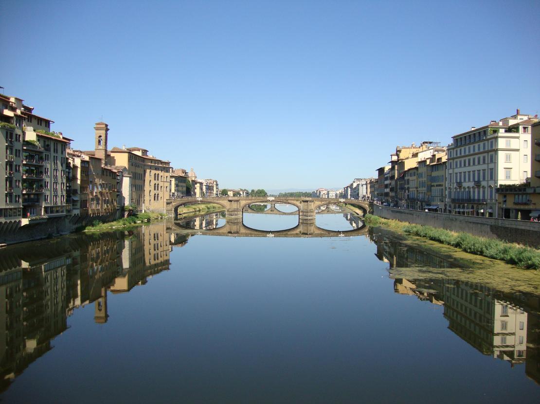 Kanal mit Wasser, der auf beiden Seiten die Häuser sehr gut spiegelt