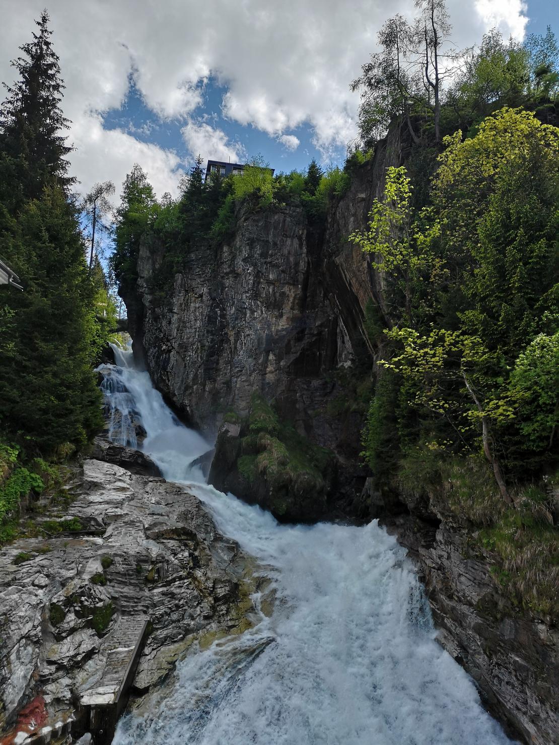 Wassermassen bahnen sich den Weg durch das Gestein, Gasteinertal