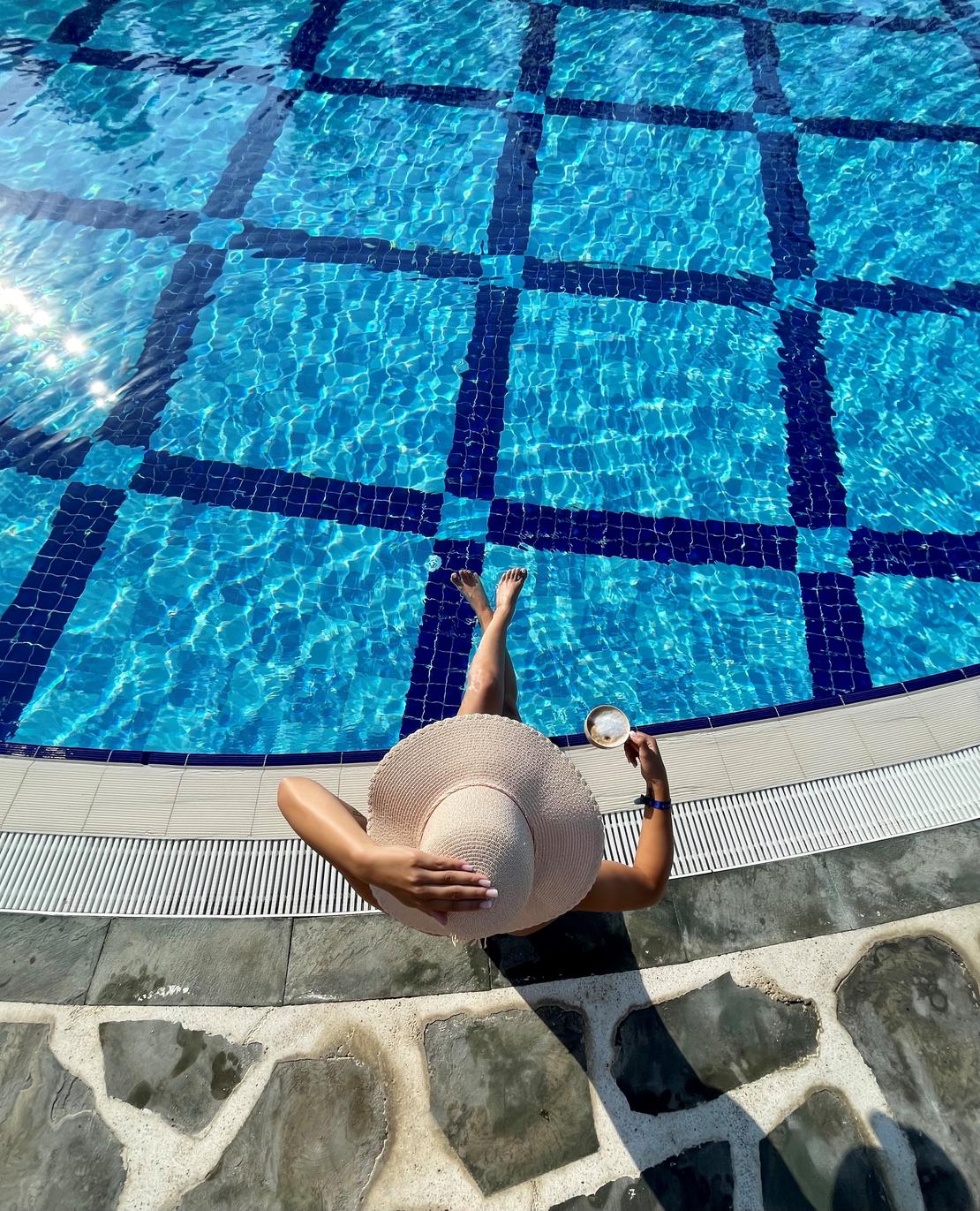 Abkühlung am Pool mit Cafe