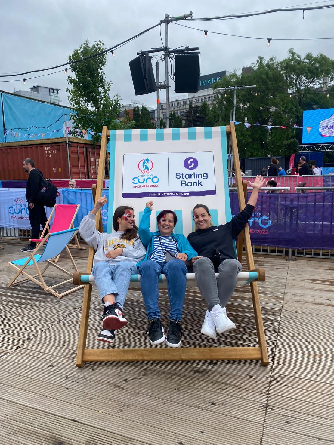 Großer Liegestuhl mit drei Damen bei der EURO-Frauenfussball 2022