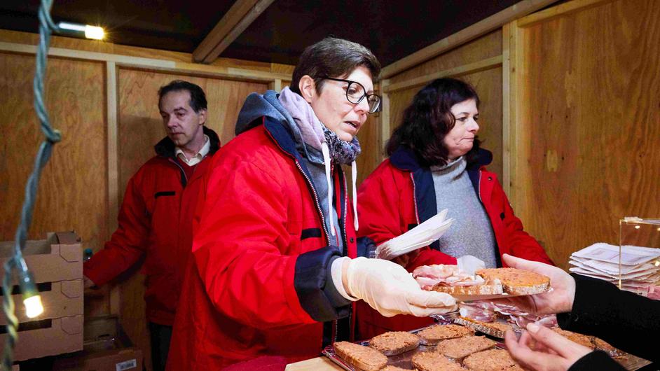 HG1-Mitarbeiterinnenfest 2022 - Hütte Ausgabe von Broten